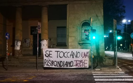 OGGI, 25 NOVEMBRE, è UNA GIORNATA DI LOTTA. ABBIAMO DECISO DI CONTAMINARE LO SPAZIO CHE ATTRAVERSIAMO QUOTIDIANAMENTE CON MESSAGGI DI RABBIA.